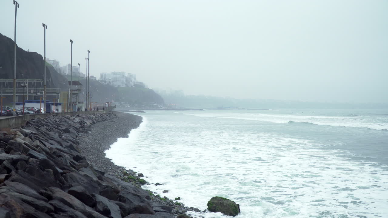 roquitas, malecon de miraflores, lima, 페루 해안에서 안개가 자욱한 아침의 정적 샷, 바위 해변에서 파도