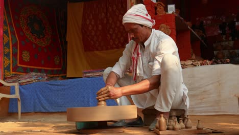 Töpfer-Stellt-Bei-Der-Arbeit-Keramikgeschirr-Her.-Indien,-Rajasthan.