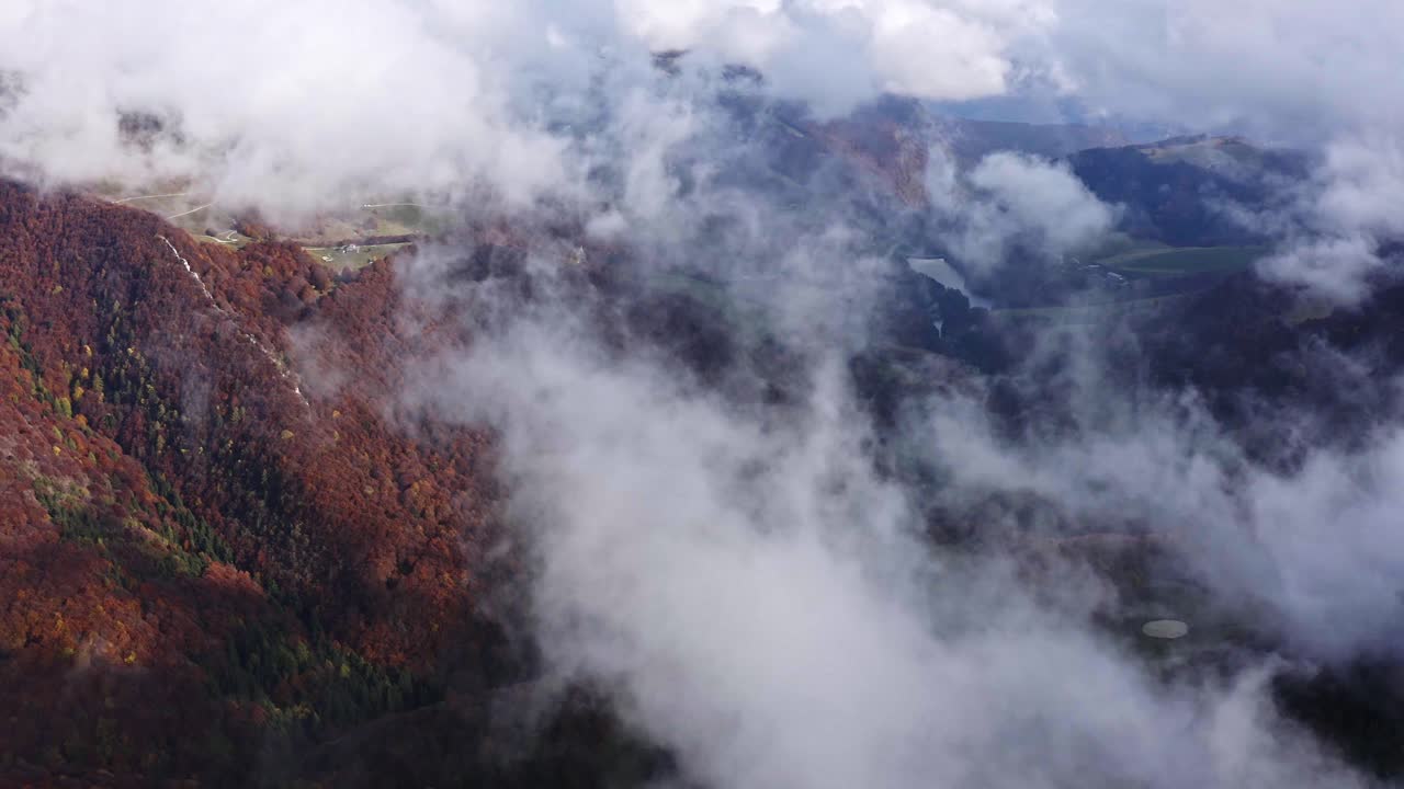 nubes blancas de humo sobre el verde paisaje de lombardía cerca del lago de garda, italia, antena