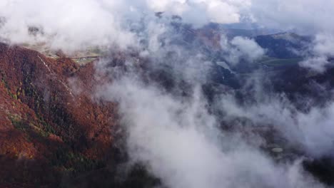 Nubes-Blancas-Humeantes-Sobre-El-Paisaje-Verde-De-Lombardía-Cerca-Del-Lago-De-Garda,-Italia,-Antena