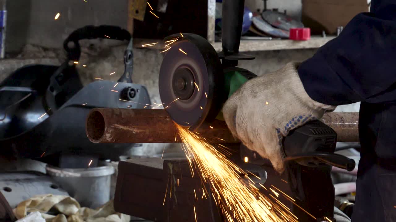 corte de tuberías metálicas con molienda angular