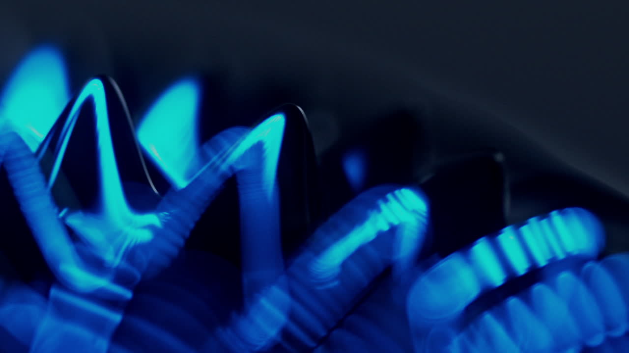 picos de formación de fluidos en una atmósfera abstracta oscura