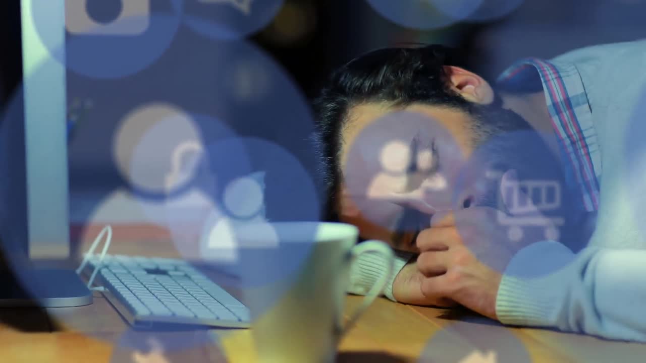 노트북과 함께 책상에서 자고 있는 백인 남성 위의 기술 아이콘의 애니메이션