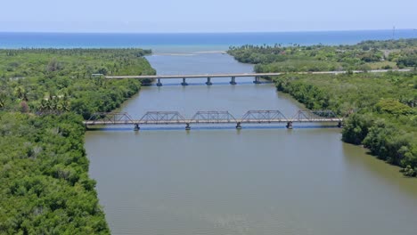 Vista-Aérea-Del-Antiguo-Puente-Con-El-Nuevo-Puente-Sobre-El-Río-Soco-En-San-Pedro-De-Macoris-En-La-República-Dominicana