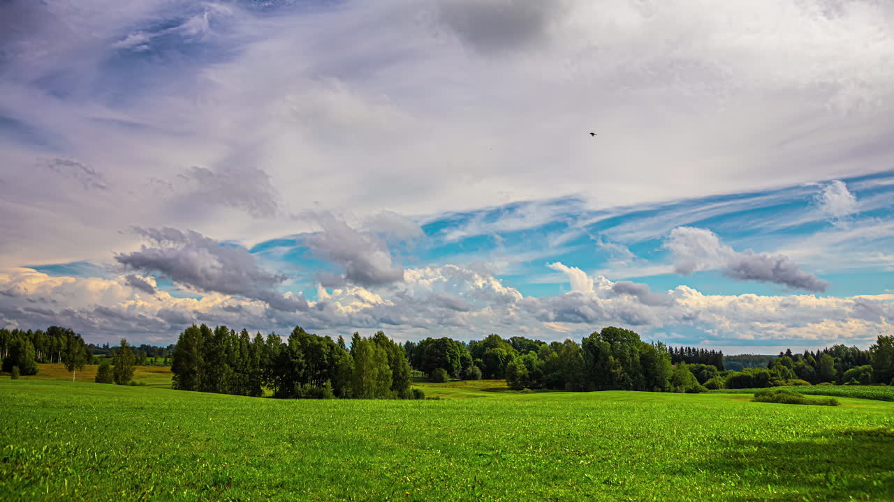 라트비아 의 푸른 시골 지역 을 가로질러 움직임 의 타임  ⁇ 스 로 이동 하는  ⁇ 울루스 와 시러스 구름