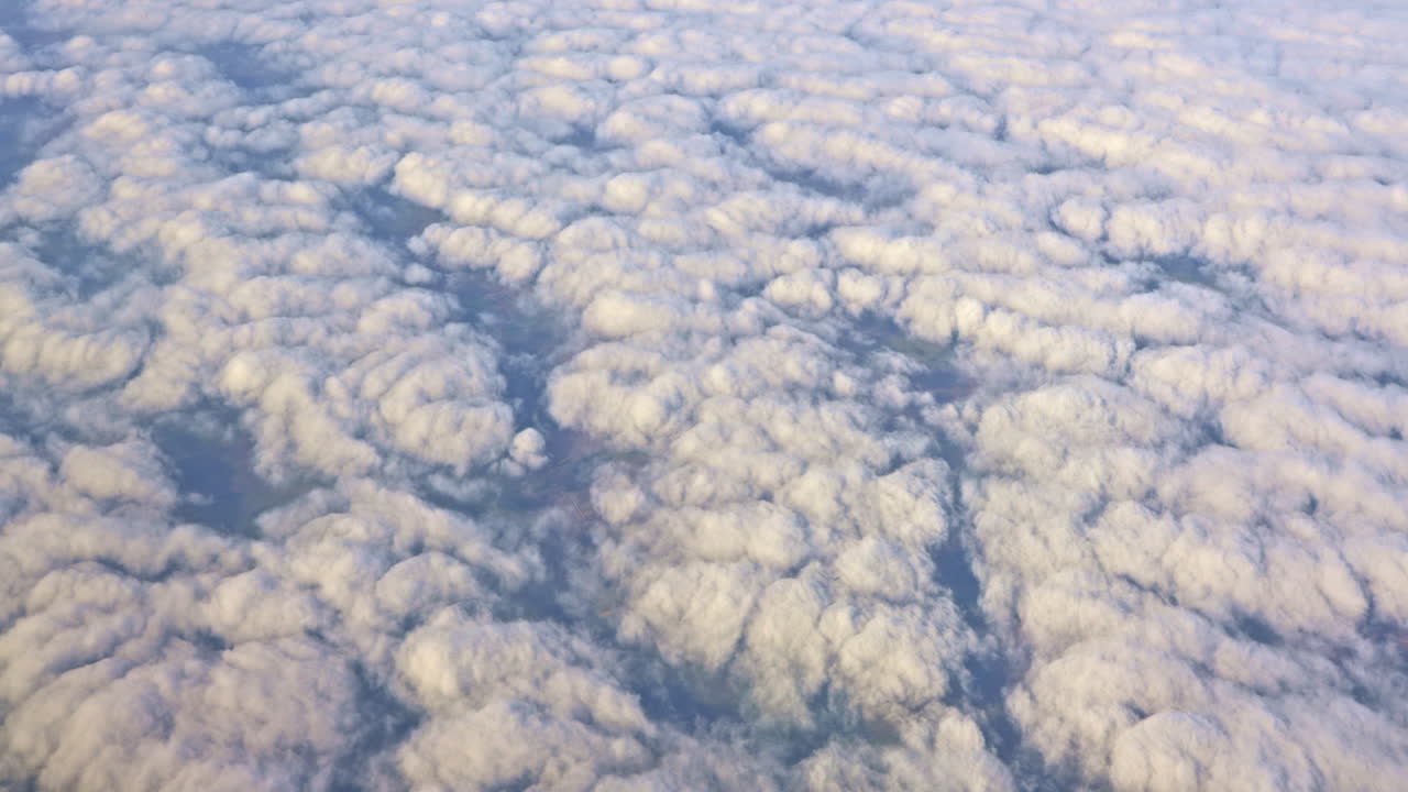 Vista aerea di soffici nuvole bianche dall'alto