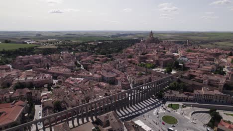 Aerial-Panoramic:-Aqueduct-of-Segovia-in-Spain,-an-ancient-Roman-marvel