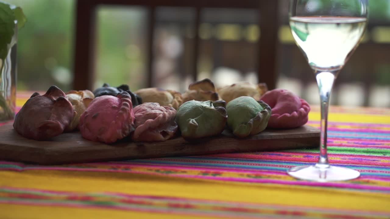 una mezcla de empanadas con varios sabores, acompañada de delicioso vino blanco