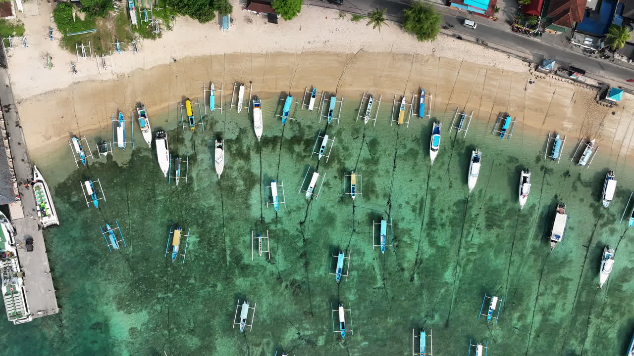 인도네시아 발리 의 페리 터미널 과 해변 을 공중 에서 볼 수 있다