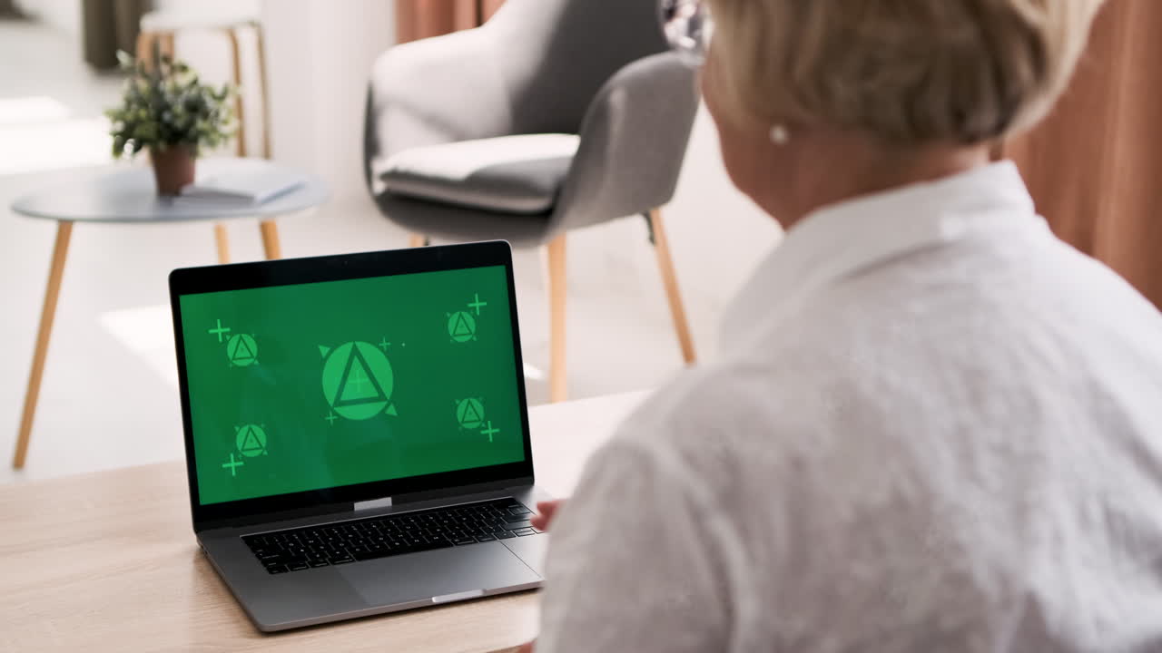 bastante joven escuchando música y bailando en la calle con una pared amarilla detrás