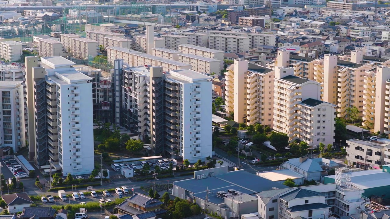 Palazzi residenziali urbani giapponesi, quartiere di Kita-ku, Osaka, vista aerea all'alba 4k