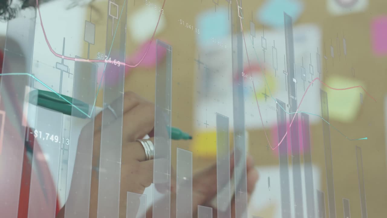 animación del procesamiento de datos financieros sobre una mujer de negocios que toma notas