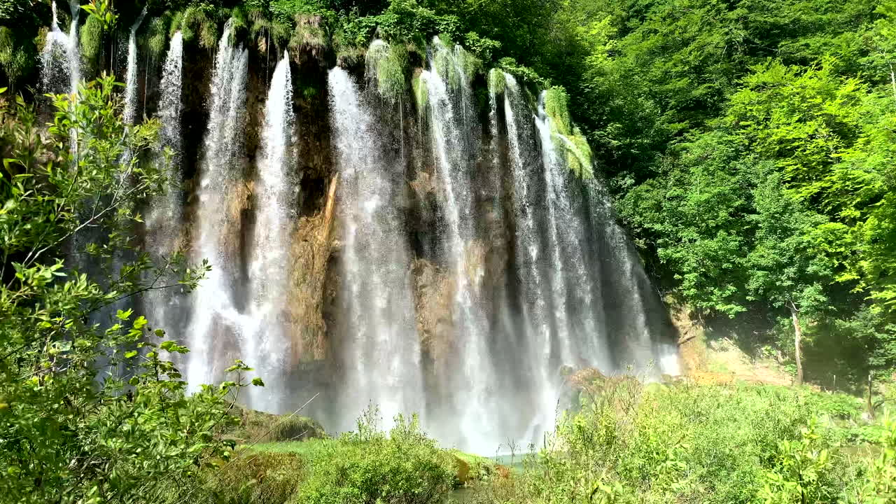 gran cascada en los lagos de plitvice en un día de verano en croacia 4k