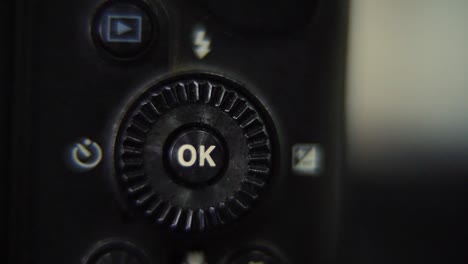 toma macro de una cámara dslr, botones de menú de primer plano, iluminación de estudio, equipo de fotografía, cámara lenta 120 fps, video full hd, movimiento de diapositivas a la derecha
