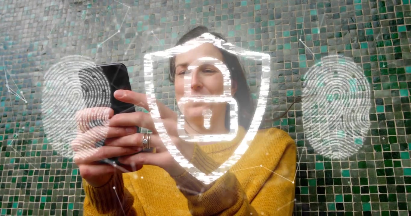 Donna che tiene in mano il telefono, con un glitch che appare, uno scudo e impronte che si formano, in fase di autenticazione, su una parete a mosaico verde.