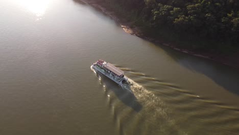 Kleine-Fähre-Mit-Touristischen-Kreuzfahrten-In-Richtung-Sonne,-Umgeben-Von-Amazonas-Regenwald-In-Südamerika