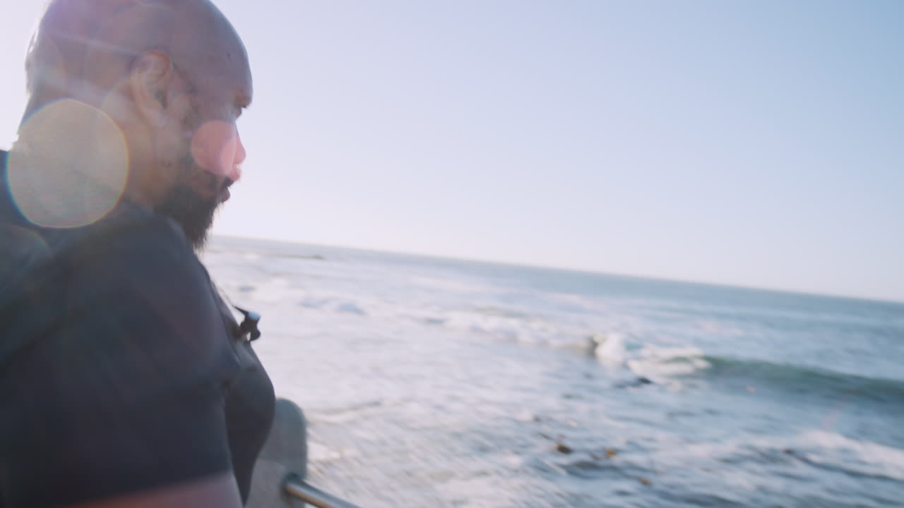 해변에서 스트레칭이나 체중 감량 피트니스