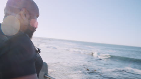 hombre, estiramiento o pérdida de peso fitness por la playa