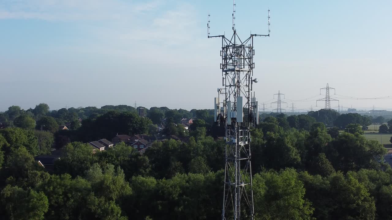 antena de torre de radiodifusión 5g en el campo británico paisaje boscoso plataforma rodante aérea vista derecha ascendente