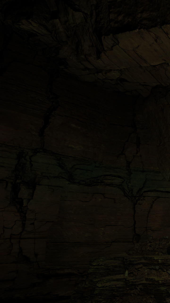 Formazione rocciosa in una grotta con superfici irregolari e texture scure