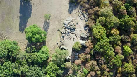 una toma aérea de un dron moviéndose de arriba a abajo en algunas formaciones rocosas prehistóricas naturales del santuario de beglik tash, en medio de un bosque cerca del mar negro en bulgaria