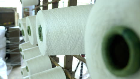 hilos textiles de hilado de máquinas tradicionales en el telar de mano en la india, kerala