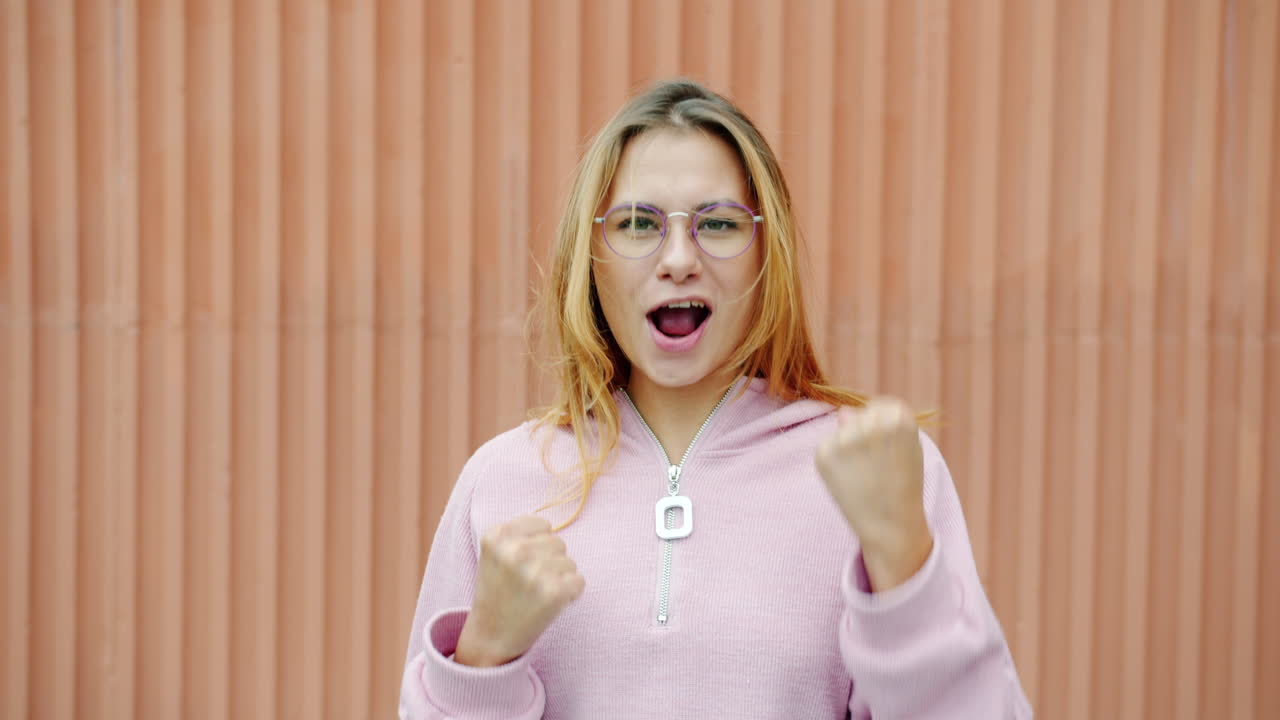 Una donna che celebra il successo
