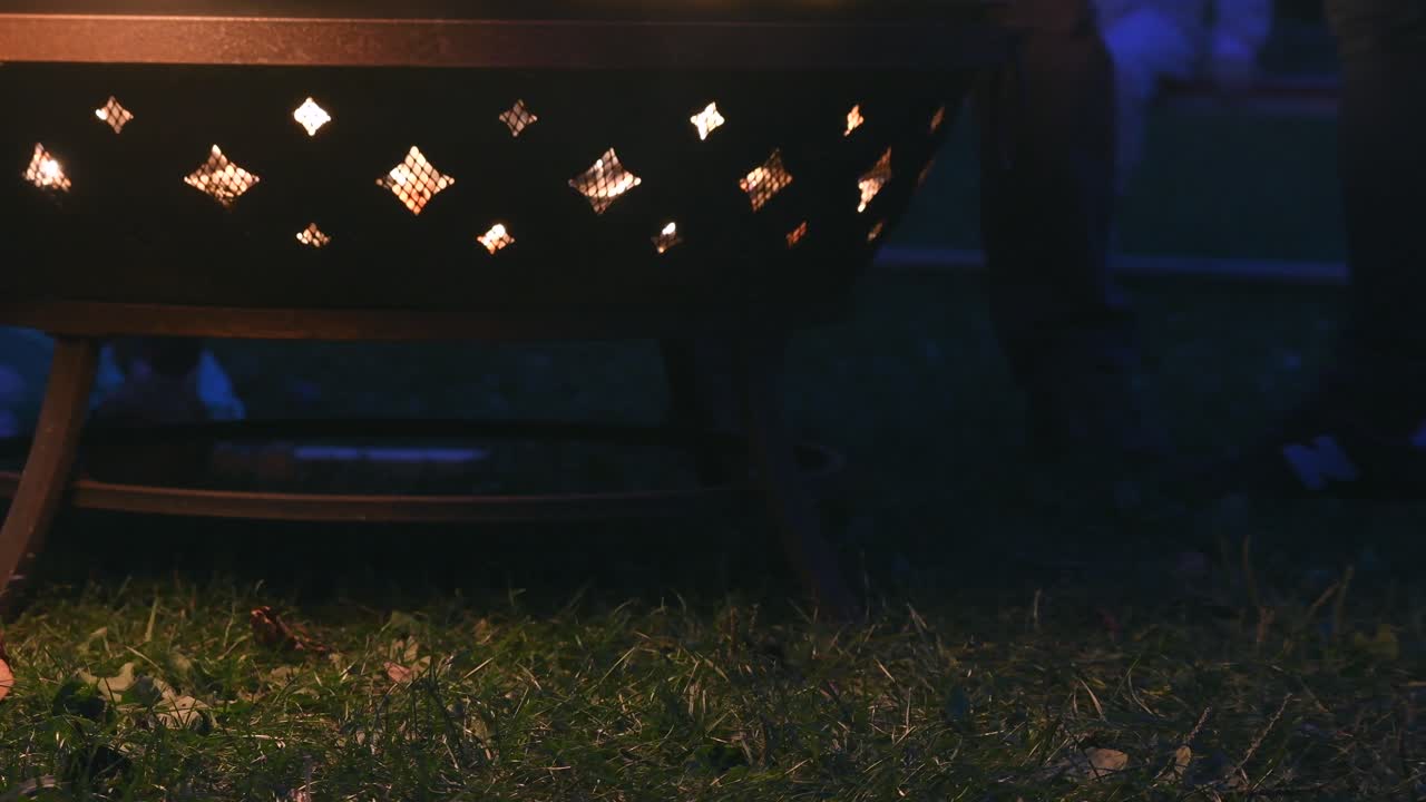 캠프 파이어에서 사람들이 걸어다니는 화덕의 낮은 각도