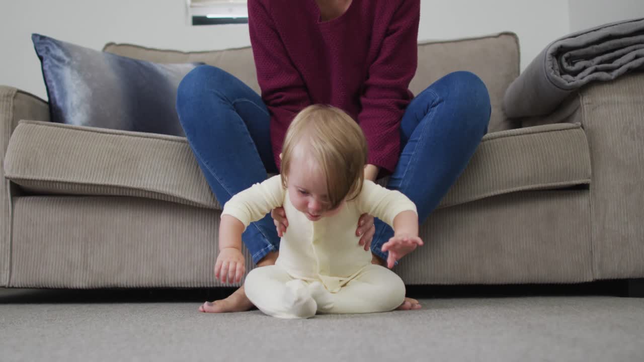 primer plano de un bebé caucásico arrastrándose por el suelo en casa