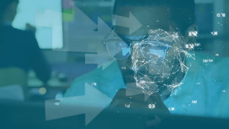 animación del globo con una red de conexiones y flechas sobre el hombre de negocios que usa la computadora en la oficina