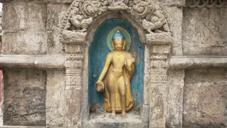 estatua de buda de katmandú de cerca en el templo budista en katmandú, nepal, detalle de cerca de las estatuas de piedra budistas en un famoso sitio religioso para la religión budista