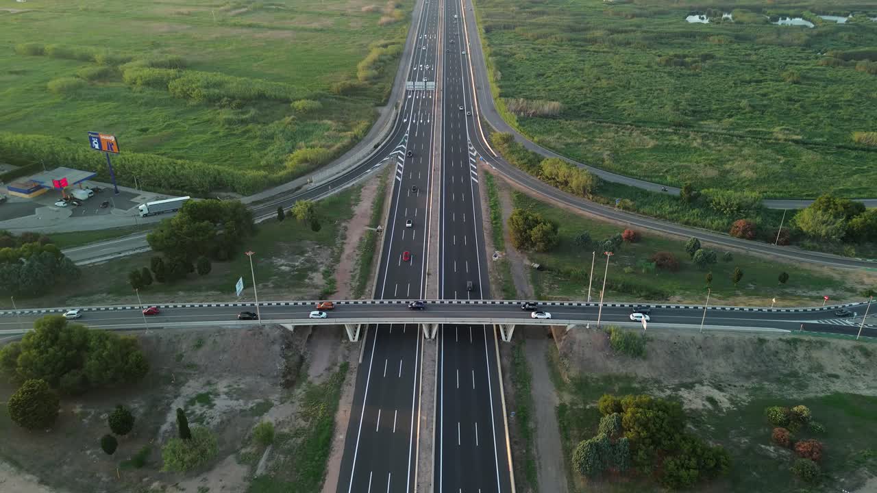 vista aérea de una carretera con tráfico de automóviles en un puente con vegetación alrededor