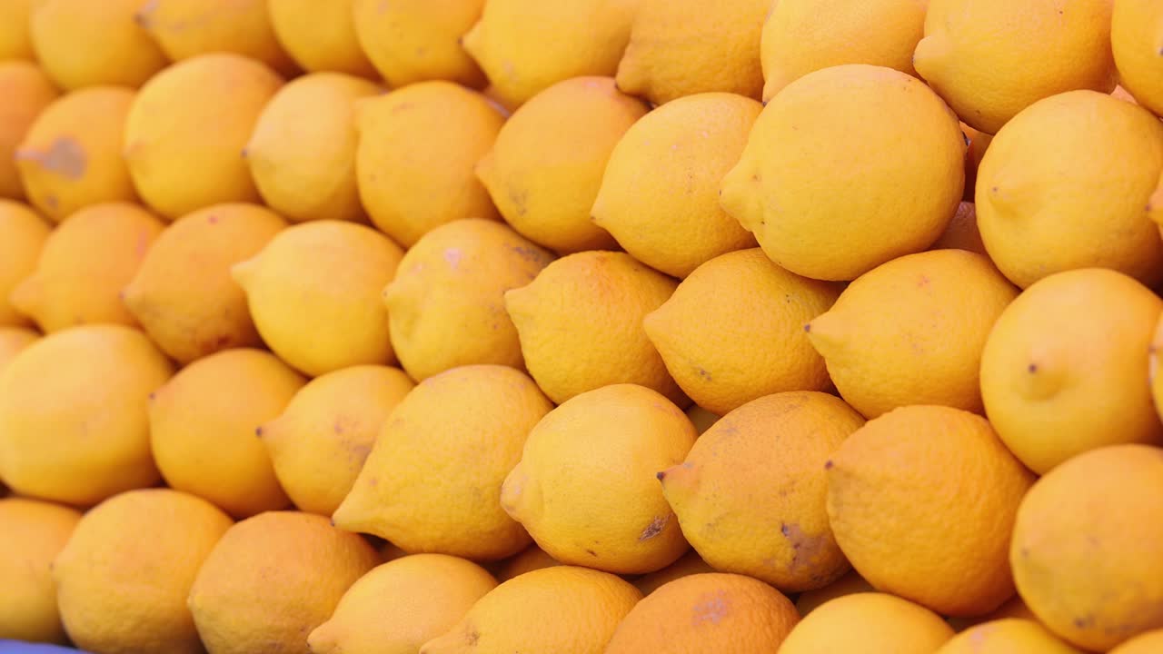 un montón de limones