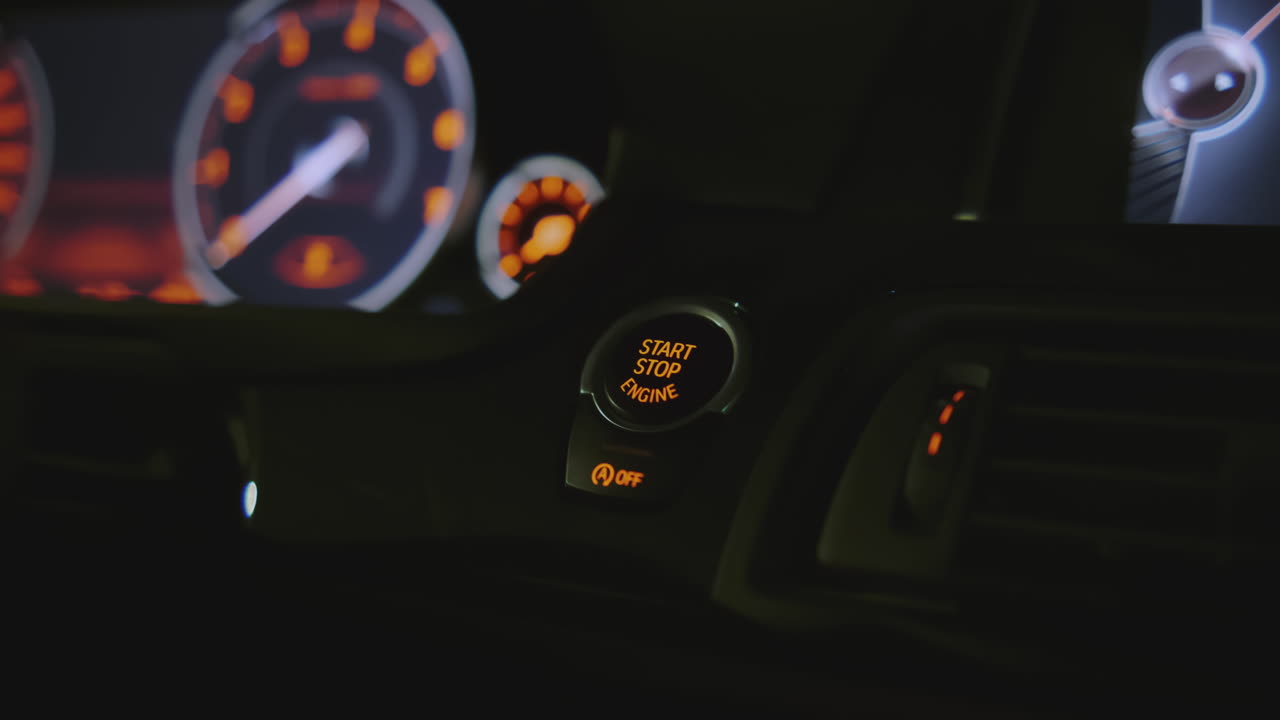 un coche en marcha por la noche