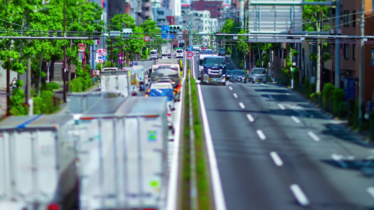 도쿄의 도시 거리에서 미니어처 교통체증의 타임스