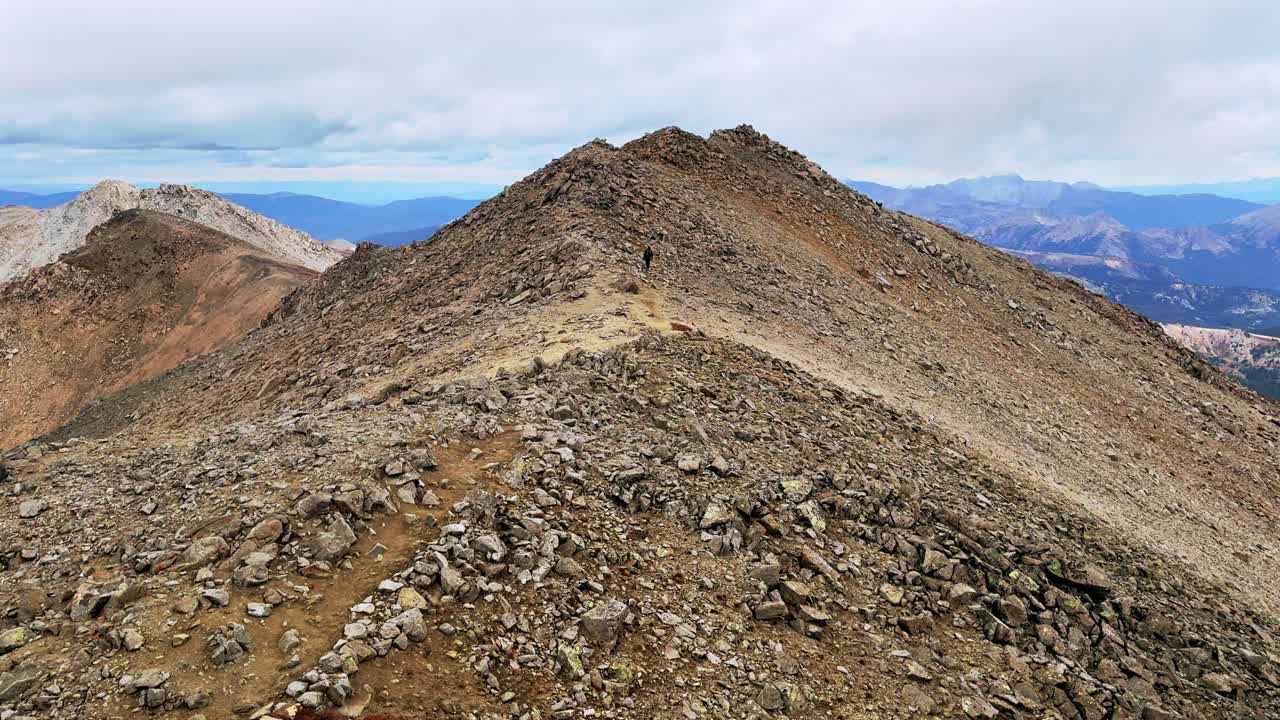 masivo monte elbert colegiado picos verano otoño otoño montañas rocosas cumbre de colorado excursionista buscando una vista 14er tormenta lluvia nieve nublado sawatch rango buena vista mañana ventoso frío estático