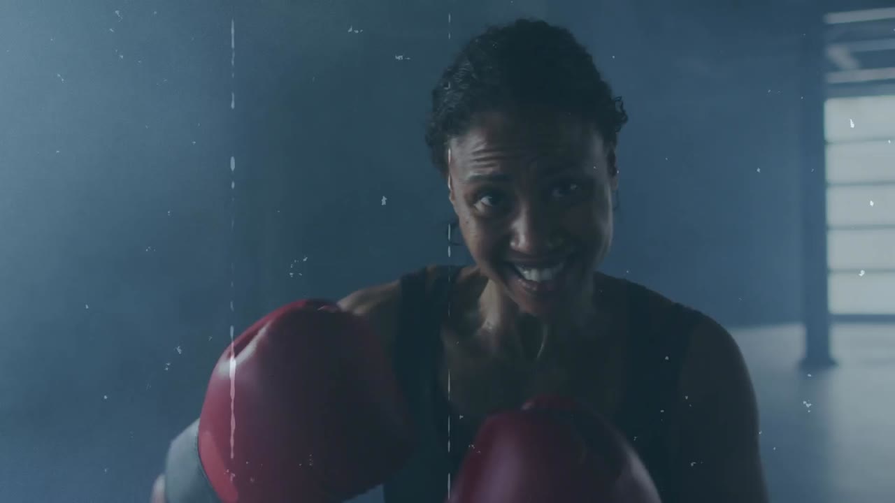 animación de interferencia sobre una boxeadora afroamericana golpeando en el gimnasio