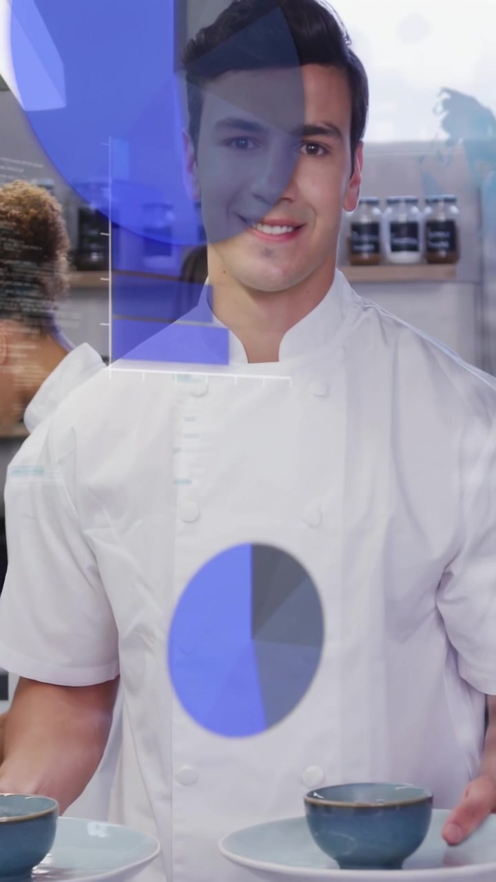 Video verticale: Chef che impiattisce una ciotola blu in cucina, sovrapposizioni di dati che appaiono durante l'impiattamento e il servizio.