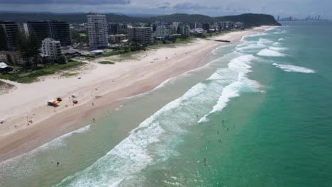 pacific surf club 19th ave palm beach - costa de oro - queensland qld - australia - disparo de un avión no tripulado