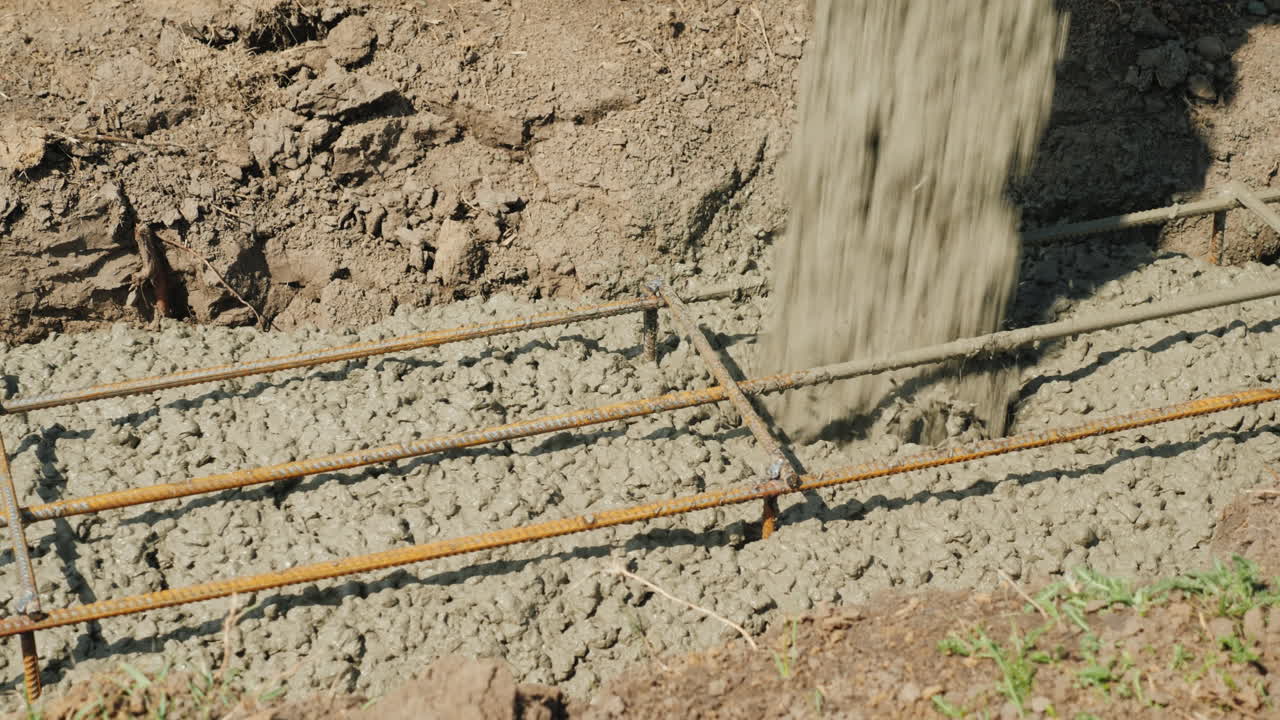 el flujo de hormigón se vierte en los cimientos de los cimientos para el país de refuerzo b