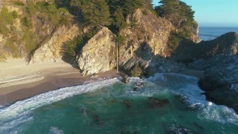 4K-UHD-Drone---DJI-Aerial-footage-of-the-Enchanting-McWay-Falls-and-beach-in-Julia-Pfeiffer-Burns-State-Park,-at-Highway-One,-Big-Sur,-California-|-USA-Westcoast-road-trip