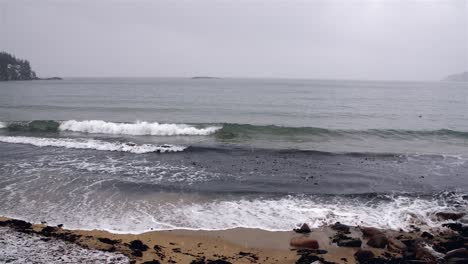 Maine-Playa-Orilla-Alto-Ancho-Medio-Tiro-De-Nieve-Cámara-Lenta