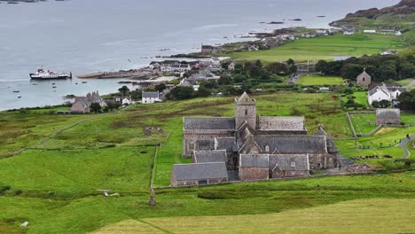 vista aérea de la abadía y el convento de iona, paisaje y edificios costeros, escocia, reino unido