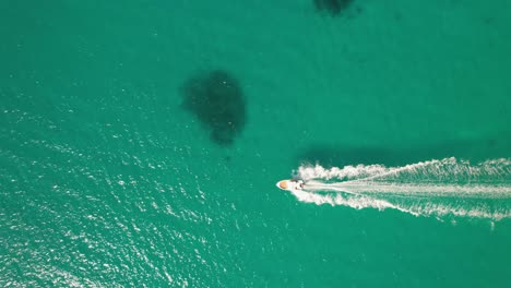 Motorboat-in-full-speed-filmed-from-above