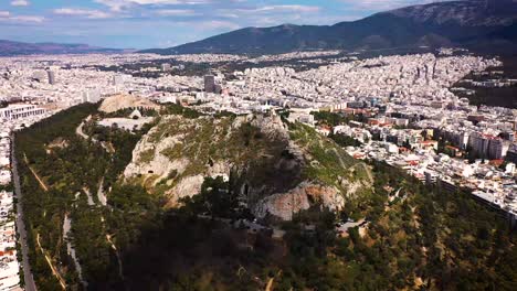 Lycabettos,-Der-Höchste-Hügel-In-Athen,-Blick-Aus-Der-Vogelperspektive,-Gefilmt-Mit-Einer-Drohne