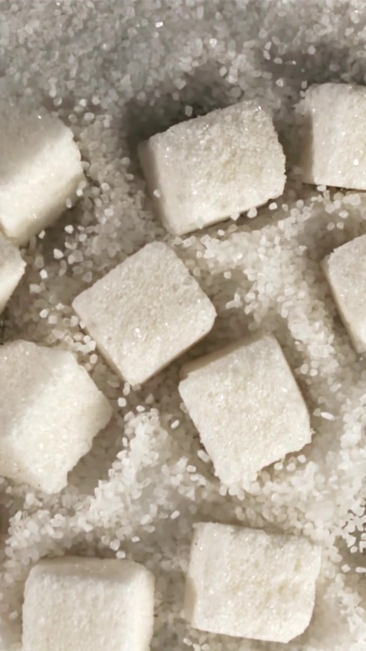 グラニュー糖に降り注ぐ白い角砂糖