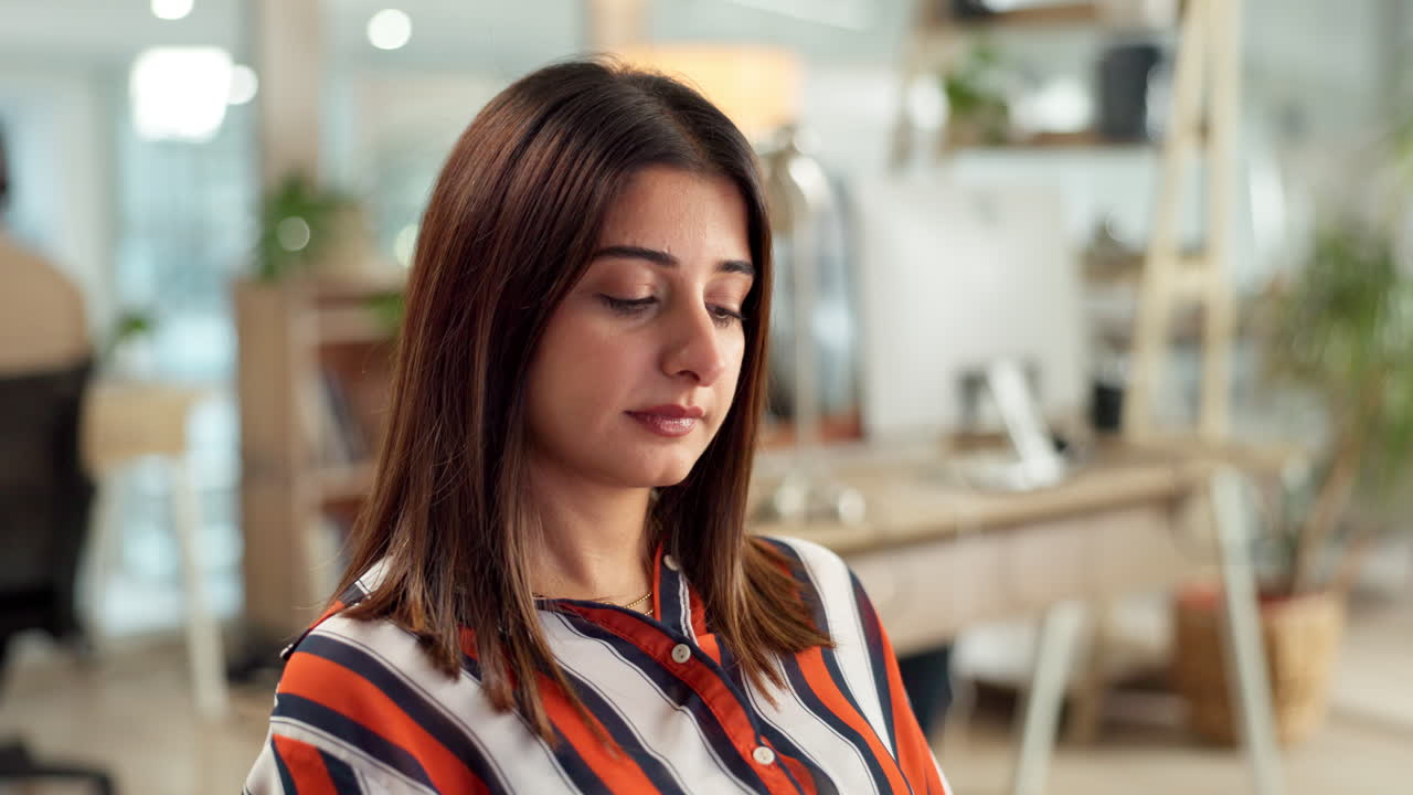 mujer feliz en el cargo