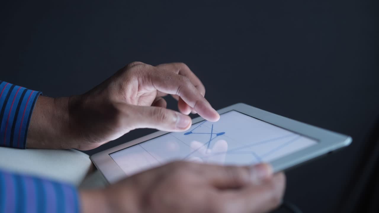 persona que utiliza una tableta para ver los datos