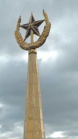 golden star monument