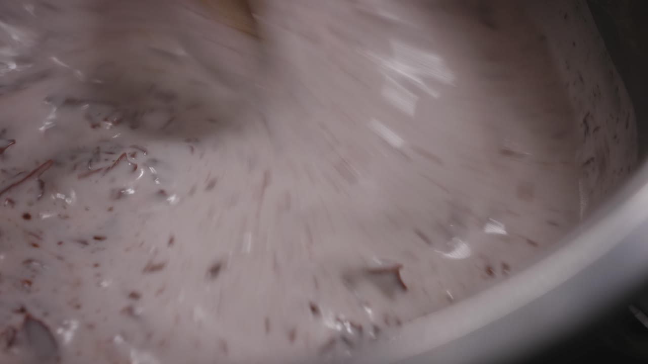 Primo piano, mescolare l'impasto della torta al cioccolato, cuocere una torta - Ripresa stabile
